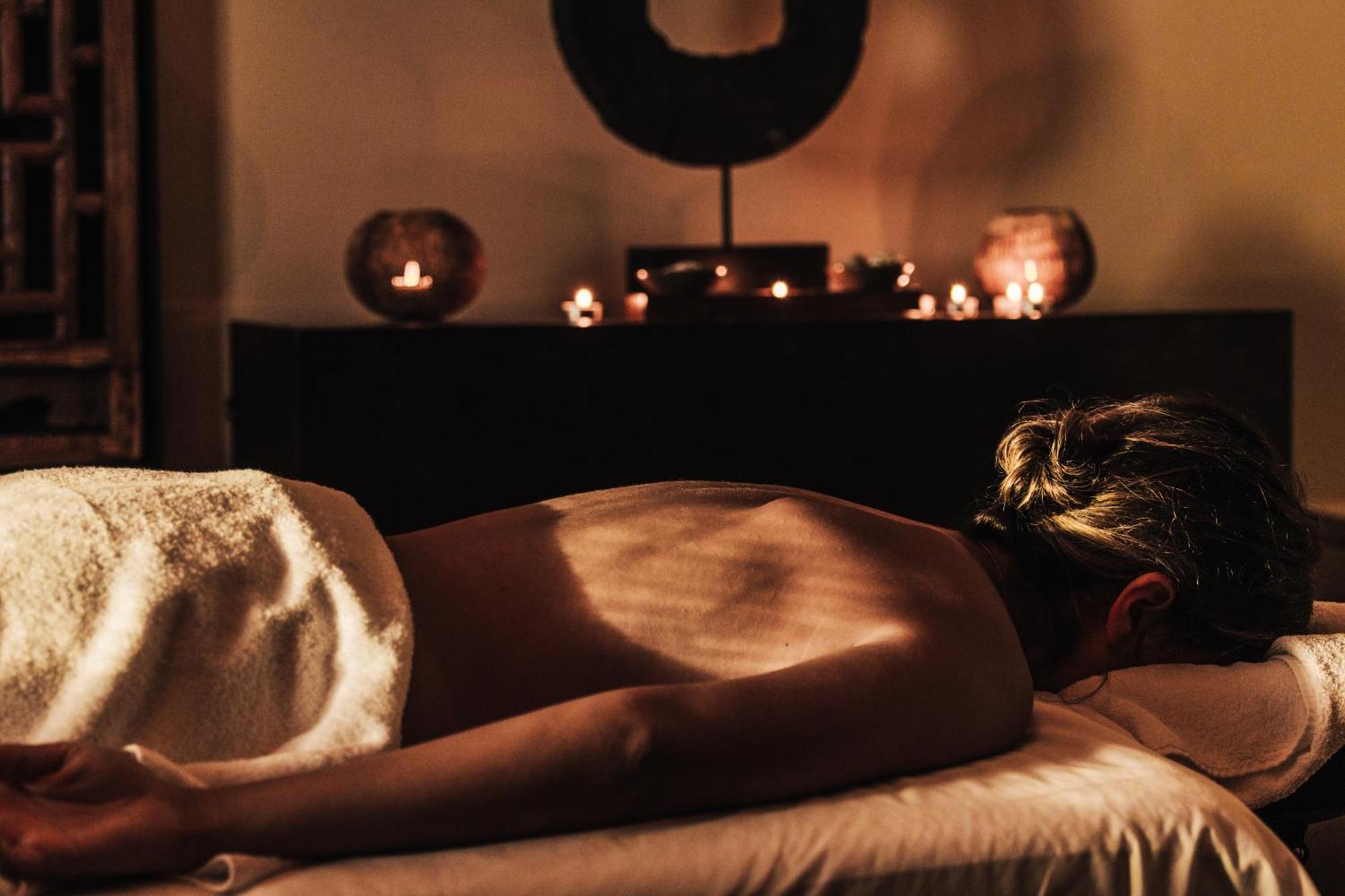Sensi Azores Nature And Spa Ginetes Екстер'єр фото A woman receiving a massage