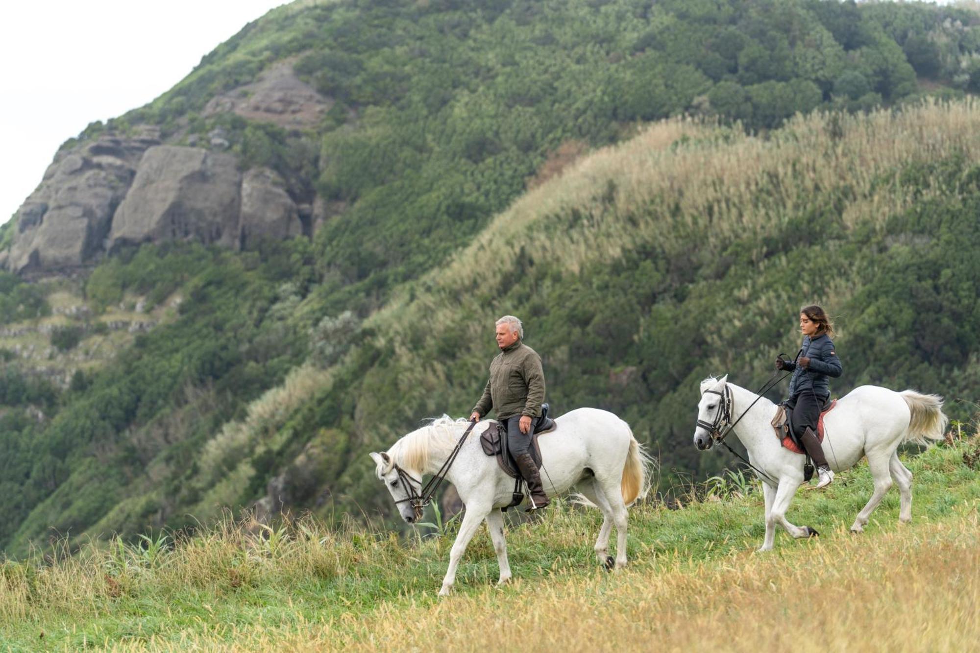 Sensi Azores Nature And Spa Ginetes Екстер'єр фото Horse riding in the park