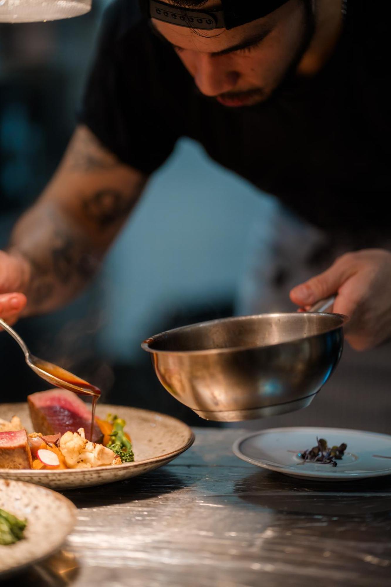 Sensi Azores Nature And Spa Ginetes Екстер'єр фото A chef preparing a sauce